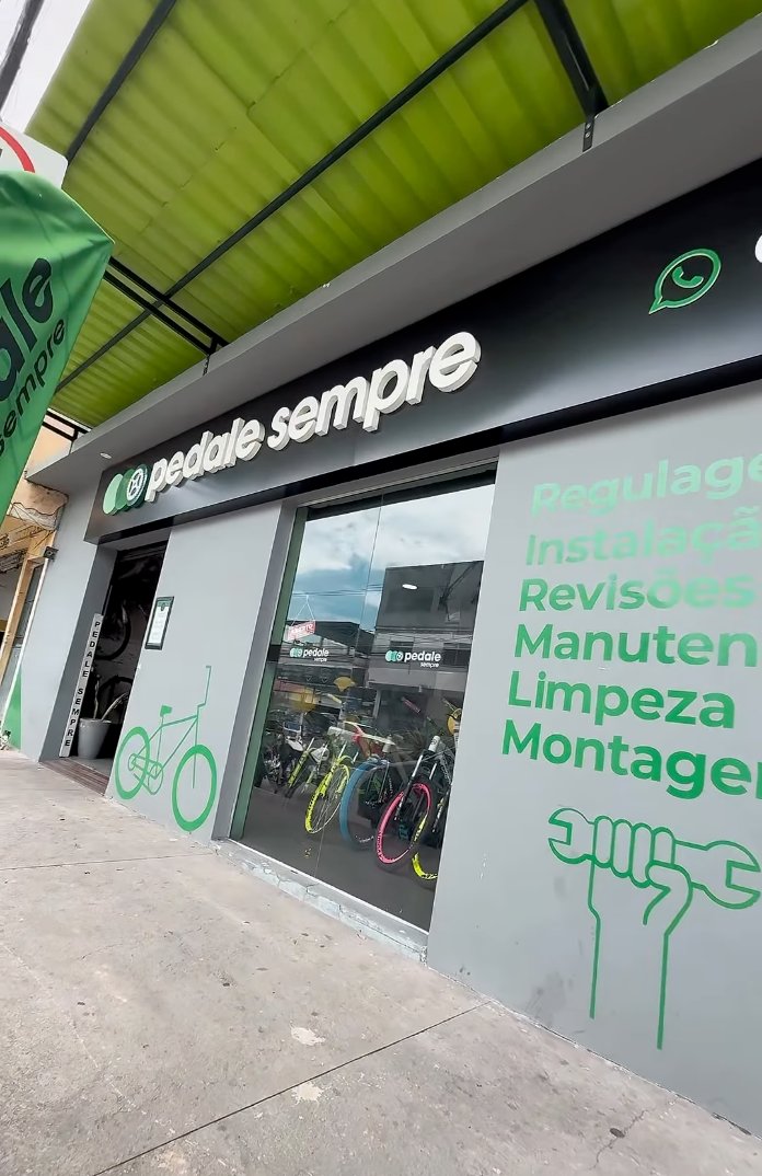 Fachada da Pedale Sempre no Bairro de Fátima, com os serviços pintados na parede lateral
