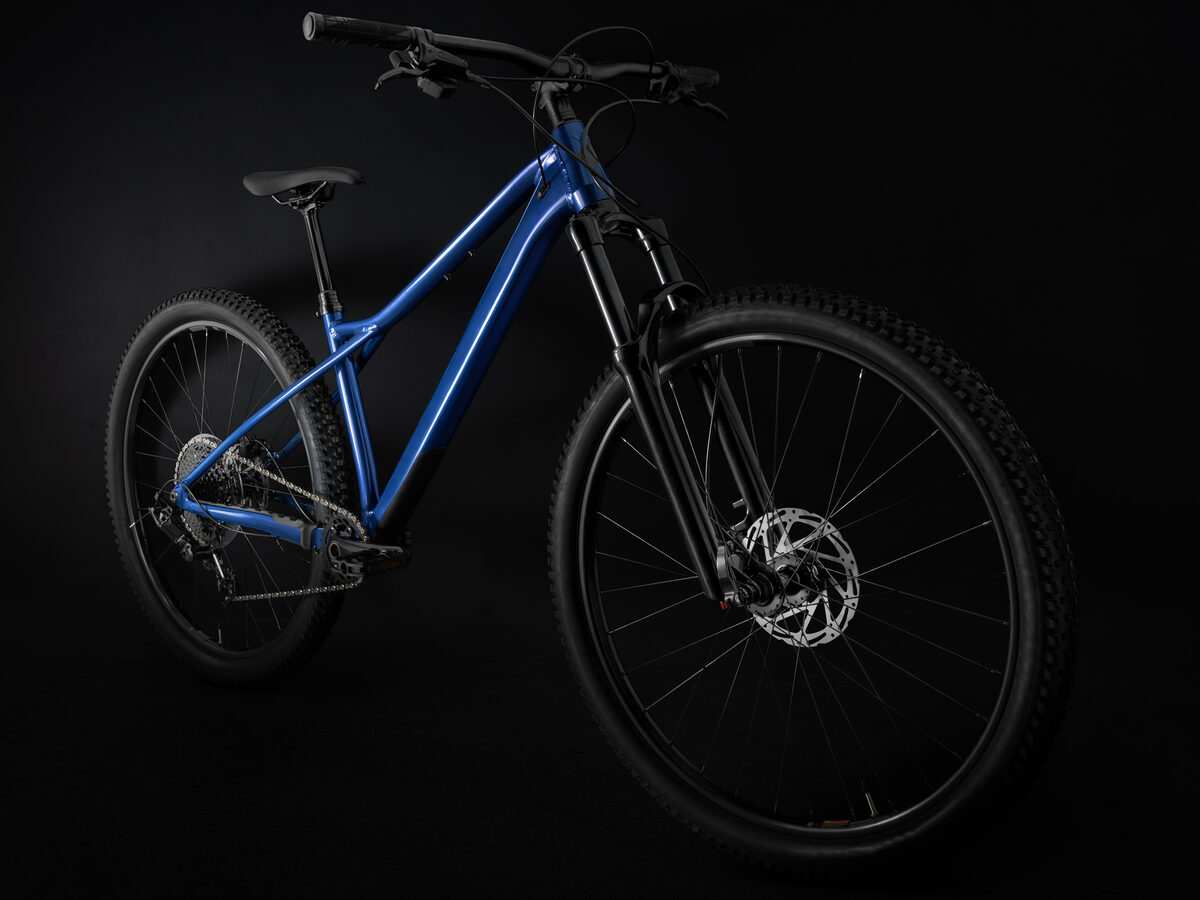 Mountain bike Brutus T9 aro 29 de perfil sobre fundo escuro